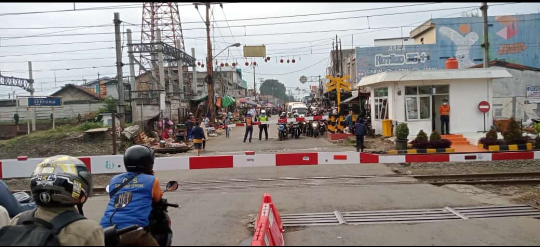 Para pengendara di perlintasan rel di Stasiun Serpong kini diupayakan lebih tertib lagi dengan hadirnya aparat bersama masyarakat yang turut mengatur lalu lintas.