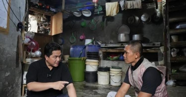 Bikin Trenyuh, Begini Obrolan Erick Dengan Wasit Liga 2 Penjual Kembang Tahu.... Ketum PSSI Erick Thohir ngobrol santai di rumah Rohani wasit Liga 2.
