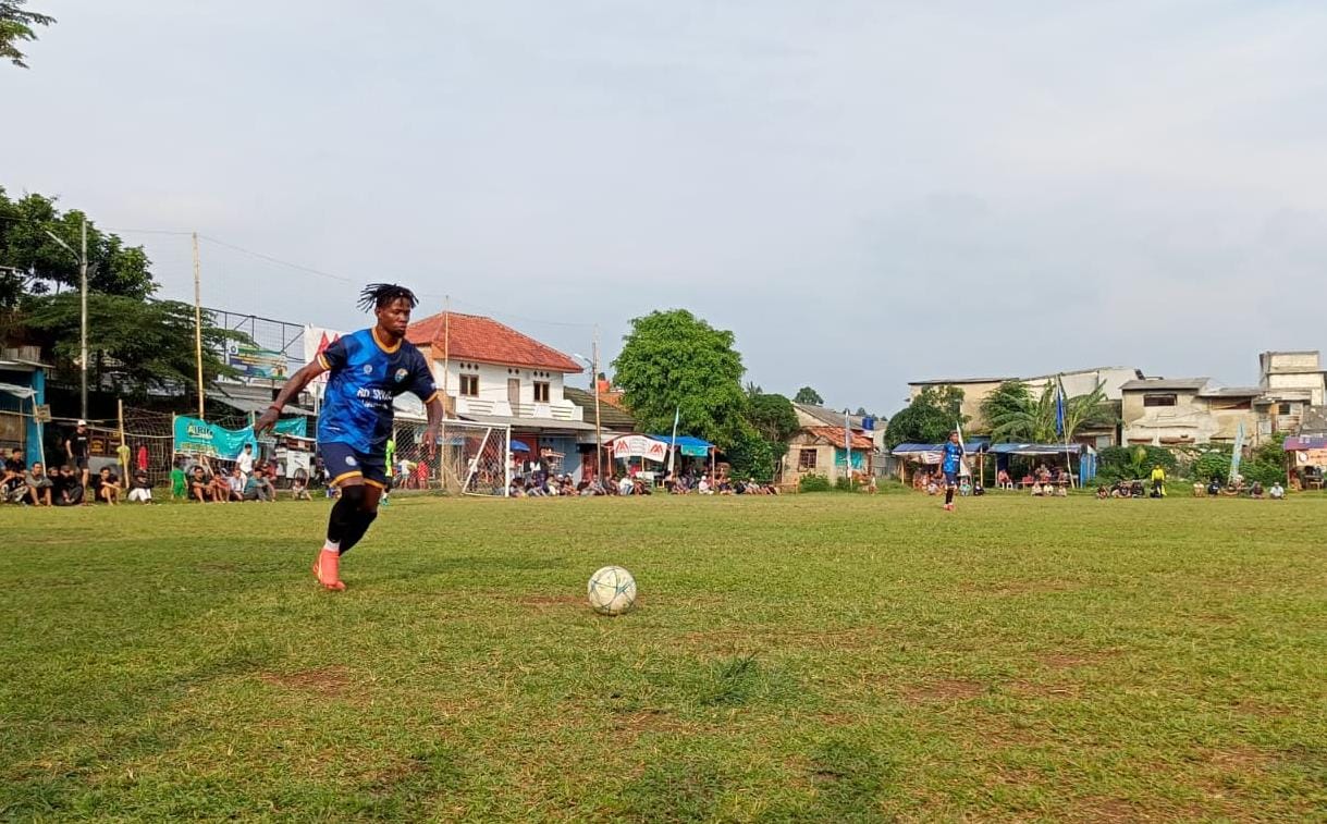 Bina Remaja Beri Perlawanan Sengit, Ad-Sya Menangi Drama Adu Penalti Bek asing Ad-Sya, David mencoba melepaskan tendangan.(Foto: dok/Panitia Bina Jaya Cup).
