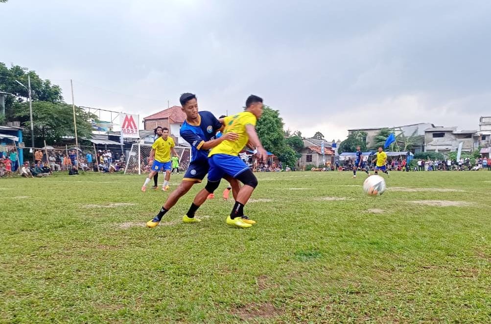 Penyerang Katar Kecamatan Ciputat, Piwi (kuning biru) dikawal ketat pemain Ad-Sya FC.(Foto: dok/Panitia Bina Jaya Cup).