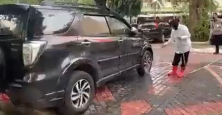 Cuci Sendiri Mobil Dinas (Foto : Istimewa)