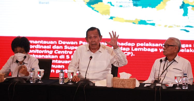 Dewas Kirim Surat Ke Firli Cs Ketua Dewan Pengawas (Dewas) KPK Tumpak Hatarongan Panggabean (tengah) bersama Anggota Dewas KPK Albertina Ho (kiri) dan Harjono (kanan). (Ist)