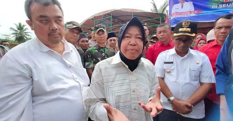 Dibikin Kesel, Risma Emosi Menteri Sosial saat melakukan batu pertama pembangunan rumah tahan gempa di Desa Seuneubok, Aceh Timur. (Ist)