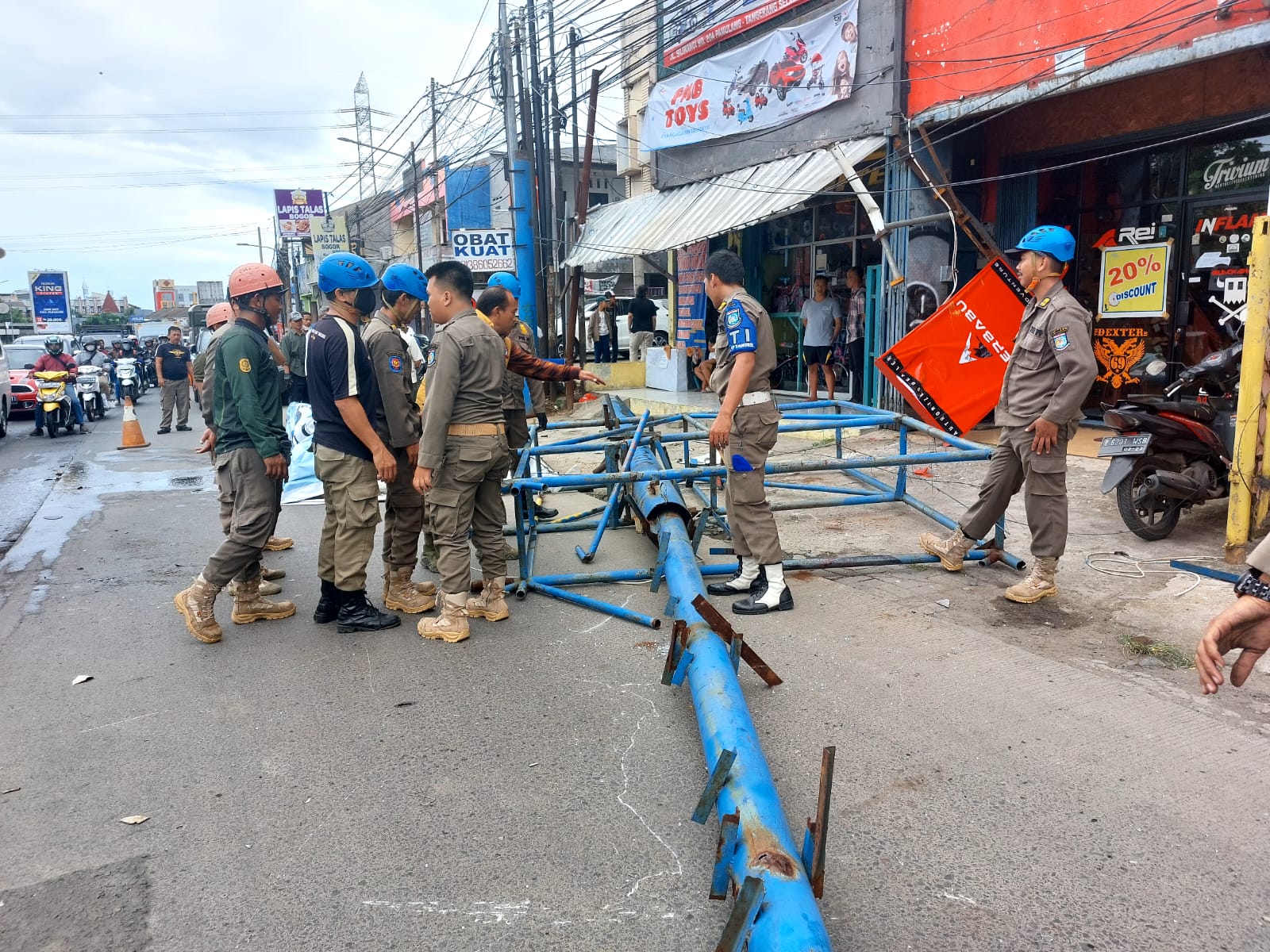 Diterjang Angin Kencang, Baliho di Pamulang Roboh Hingga Menutup Jalan Papan iklan atau baliho yang terletak di Jalan Siliwangi, Pamulang, Tangerang Selatan (Tangsel), roboh usai diterjang angin kencang, Kamis (9/2/2023). (tangselpos.id/rmn)