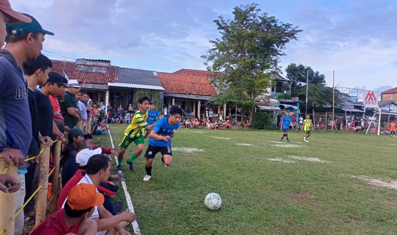 Winger Putra Selatan, Gilang (biru hitam) melancarkan serangan.(Foto: dok/Panitia Bina Jaya Cup).