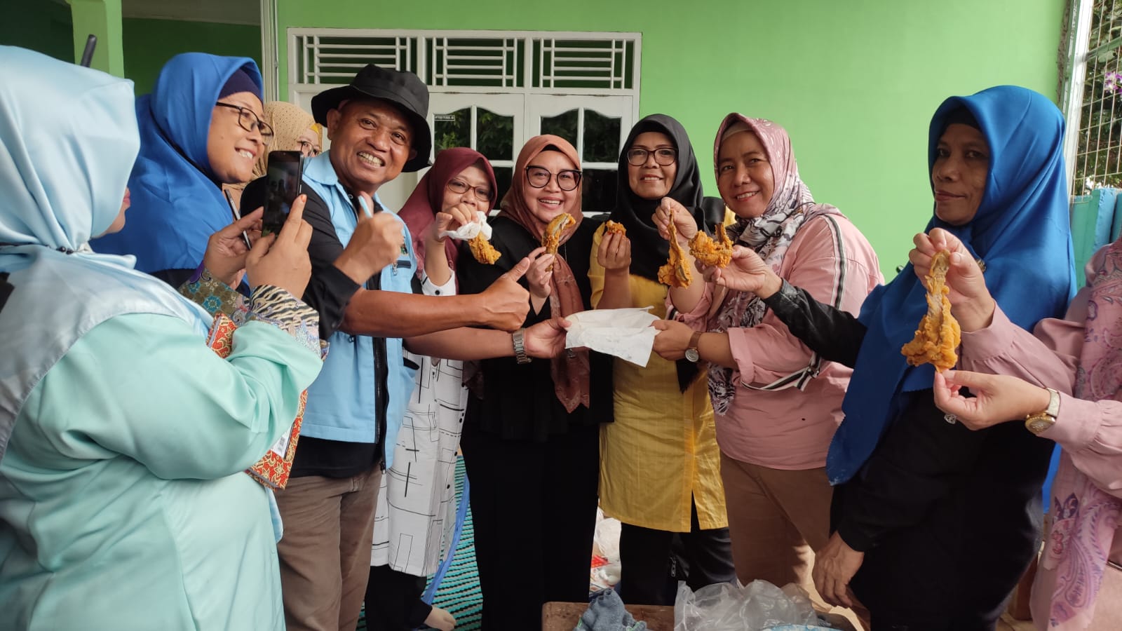Emak-emak Sulap Lele Jadi Kerupuk & Abon Emak-emak mengikuti pelatihan cara mengolah ikan lele yang diadakan oleh PT IKPP Tangerang Mill.