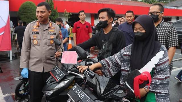 Enam Pelaku Curanmor Berhasil Ditangkap Polisi, Setelah Beraksi 42 Kali Dua pemilik sepeda motor berhasil mendapatkan kembali sepeda motor yang telah hilang dicuri.