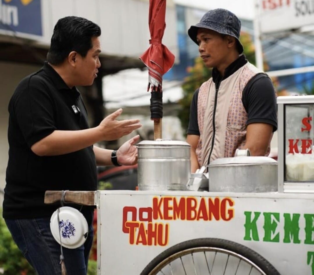 Erick Langsung Tancap Gas, Kunjungi Rumah Wasit Liga 2 Yang Jualan Kembang Tahu Erick dan Rohani wasit Liga 2.