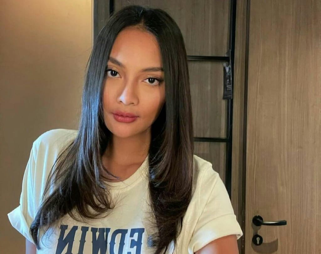 Erika Carlina, Pamerin Foto Dirangkul Morgan (Foto : Istimewa)