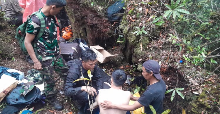Evakuasi Dihentikan, Kapolda Jambi Belum Bisa Dibawa Keluar Hutan Kerinci Proses evakuasi korban heli Polri yang jatuh di kawasan hutan Bukit Tamiai, Jambi.