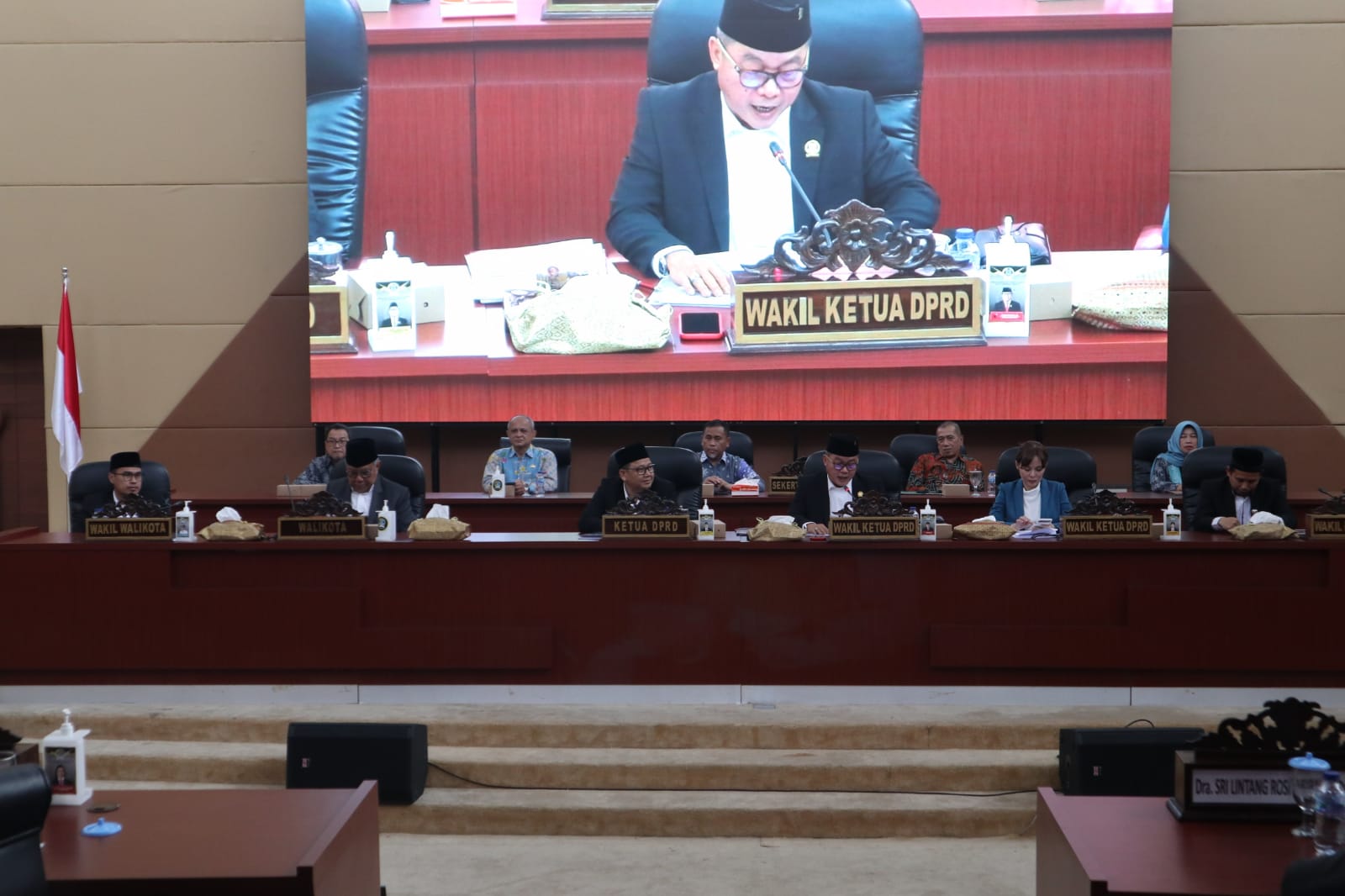 Fraksi Sepakat Berharap Bisa Dongkrak PAD DPRD Kota Tangsel menggelar paripurna pandangan umum fraksi terhadap Raperda yang diusulkan Walikota Tangsel, di Gedung DPRD Kota Tangsel, Setu, Kamis (9/2).