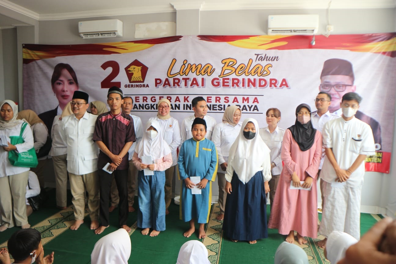 Gerindra Tangsel Santuni 100 Anak Yatim Ketua DPC Gerindra Tangsel, Alin, Anggota DPRD Tangsel dan Anggota DPRD Banten usai memberikan santunan kepada anak yatim di sekretariat Gerindra Kota Tangsel kawasan Kelurahan Serua Indah, Ciputat.