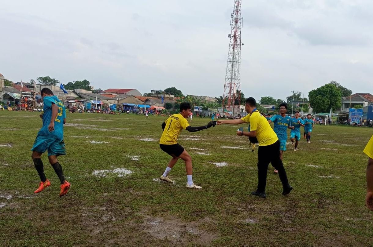 Gol Depong Bawa Kancil Borneo ke Perempat Final Para pemain Kancil Borneo menerima saweran dari sang big bos Kancil Borneo, Aris.(Foto: dok/Panitia Bina Jaya Cup).