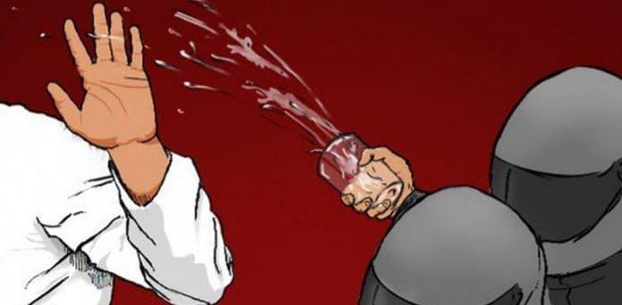 Hendak Salat Subuh, Warga Ciputat Disiram Air Keras Ilustrasi pria disiram air keras. (Ist)