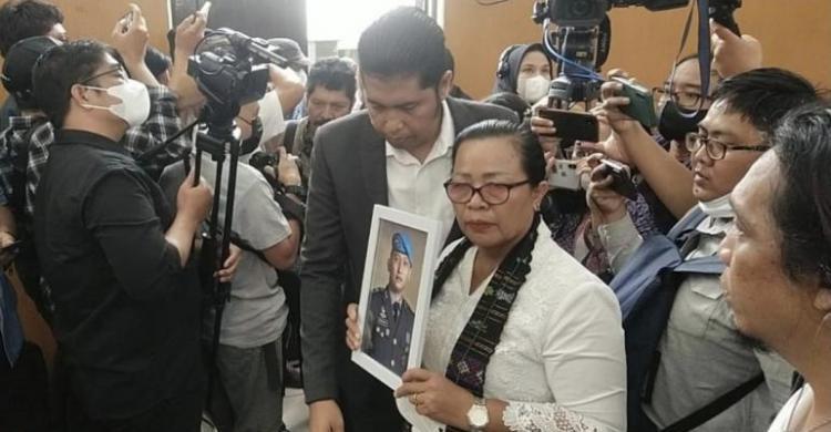 Ibunda Brigadir J: Putri Candrawathi Wanita Iblis Rosti Simanjuntak Ibunda mendiang Brigadir J saat hadir di persidangan vonis Ferdy Sambo.