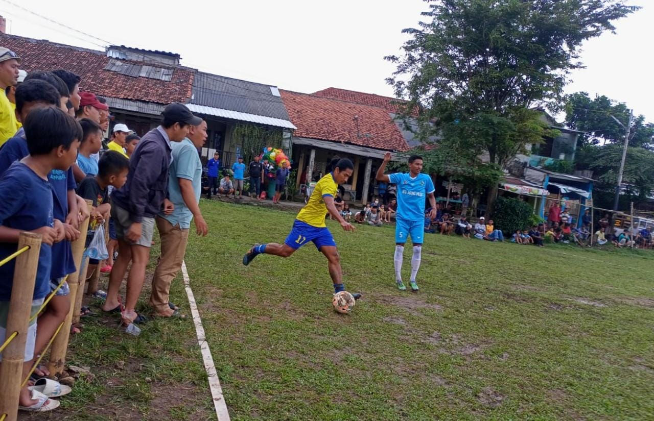 Imad FC Tak Dinaungi Dewi Fortuna, Kancil Borneo Datangkan Ganjar Mukti Sayap kiri Imad FC, Zaki mencoba melepaskan tendangan.(Foto: dok/Panitia Bina Jaya Cup).