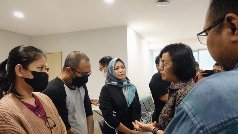 Menkeu Sri Mulyani saat menemui keluarga David Ozora di RS Mayapada. (Ist)