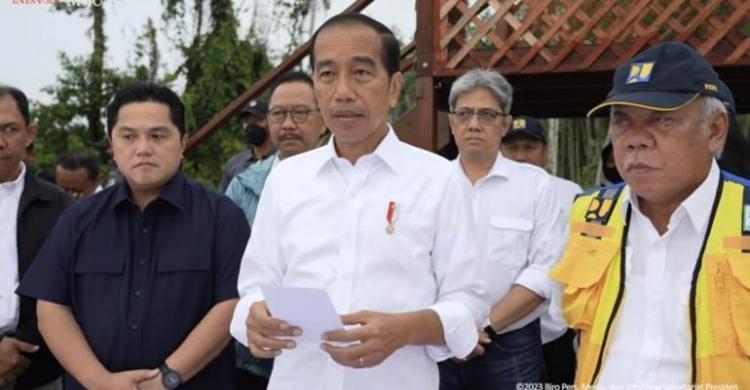 Jokowi: 22 Stadion Berisiko Tinggi, Yang Rusak Berat Ada 5 Presiden Jokowi saat memberikan keterangan pers di kawasan IKN Nusantara, Jumat (24/2). (Foto : Setpres)