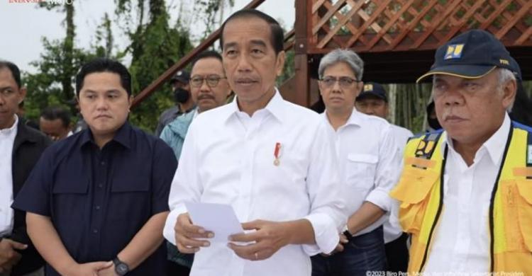 Presiden Jokowi saat memberikan keterangan pers di kawasan IKN Nusantara, Jumat (24/2). (Foto : Setpres)