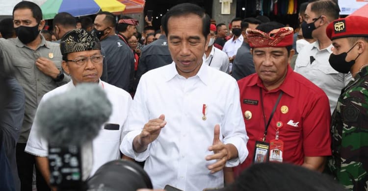 Jokowi: Kita Operasi Pasar Besar-besaran Presiden Jokowi saat memberikan keterangan pers kepada awak media seusai monitor harga-harga bahan pokok di Pasar Baturiti, Tabanan, Bali. (Foto : Setpres)