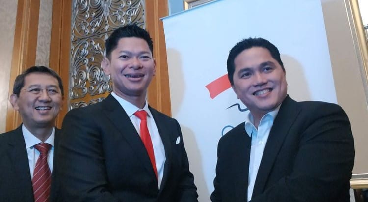 Ketua KOI Happy, Erick Mau Turun Gunung Benahi Sepak Bola Indonesia Ketua KOI Raja Sapta Oktohari (tengah) dan Menteri BUMN Erick Thohir (kanan). (Ist)