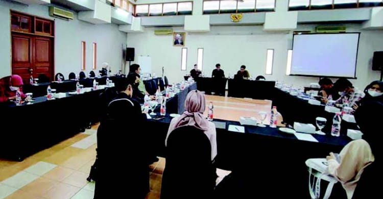 Lewat Studi Kasus, 100 Peserta Paham, Kolaborasi Adalah Kunci Sukses Inovasi Salah satu kelompok sedang berdikusi pada hari kedua Leadership Bootcamp di Makara Art Center UI. (Ist)