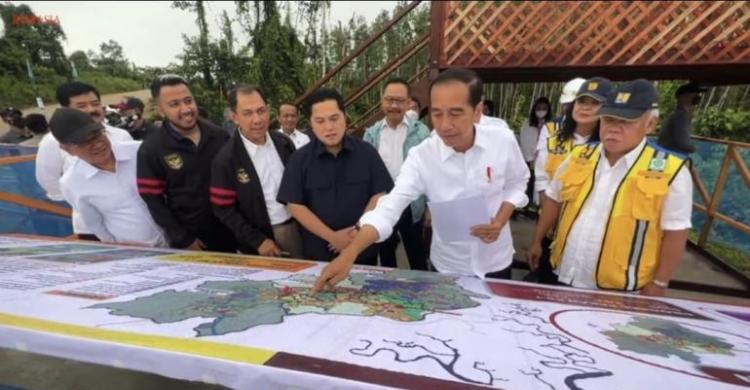 Lokasi TC PSSI Sudah Ditunjuk Presiden Jokowi bersama Menteri PUPR Basuki Hadimuljono dan Menteri BUMN Erick Thohir saat melihat maket kawasan IKN. (Ist)
