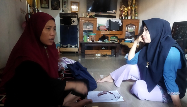 M Korban Penculikan, Kalung Dan Cincin Raib Marsitoh (jilbab merah) Ibunda M korban penculikan.