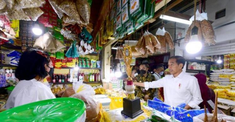 Maaf, Beras Masih Harus Impor Presiden Jokowi saat berbincang dengan salah satu pedagang di Pasar Wonokromo, Surabaya. (Foto : Setpres)