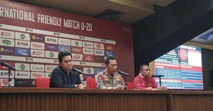 Ketum PSSI Erick Thohir (kiri) Kapolri Jenderal Listyo Sigit Pramowo (tengah) dan Wakil Ketum PSSI Zainudin Amali (Kanan)