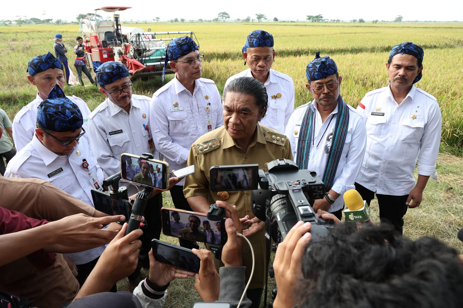 Masuki Panen Raya, Maksimalkan Pengolahan Gabah Petani Banten Pj Gubernur Banten Al Muktabar saat memberikan keterangan pers. (Foto : Humas Pemprov)
