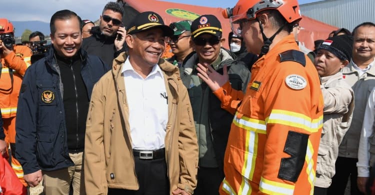 Menko PMK Kunjungi Pusat Operasi Inasar Di Antakya Turki Menko PMK Muhadjir Effendy saat berada di Turki mengunjungi pusat operasi tim Indonesia Search and Rescue