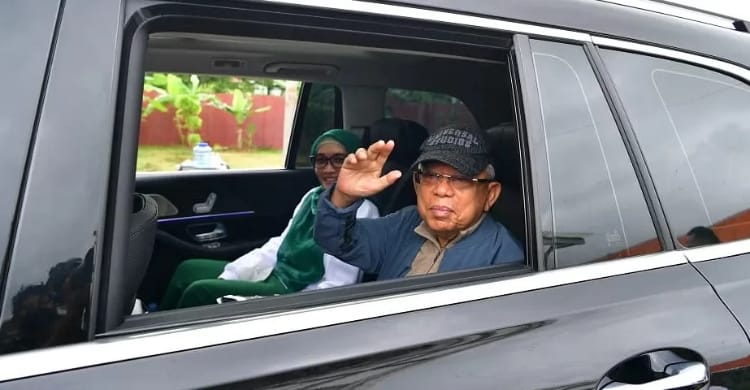 Wapres Ma'ruf Amin dan Ibu Wury Ma'ruf Amin mencoba mobil baru yang digunakan untuk pengawal VVIP.