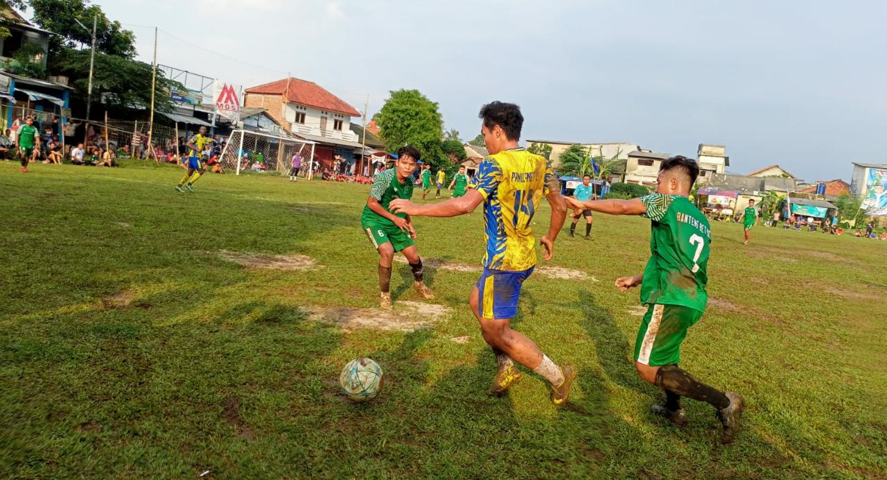 Pemain Pamulang FC, Zidane (depan) dikawal gelandang Banteng Betawi, Ali.(Foto: dok/Panitia Bina Jaya Cup).