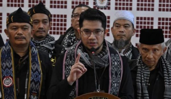 Ketua Umum Partai Ummat Ridho Rahmadi (tengah) saat memberiksn keterangan pers seusai Rakernas. (Ist)