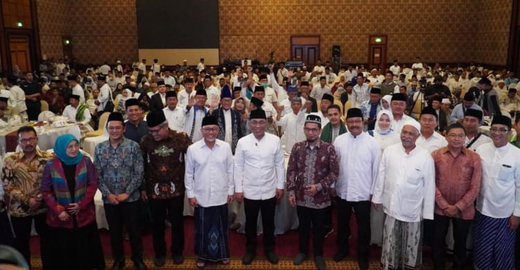 PBNU Tak Harmonis Sama PKB, Mesra Dengan PAN Ketua Umum PAN Zulkifli Hasan (no 5 dari kiri depan) dan Ketua Umum PB NU KH Yahya Cholil Staqut (no 6 dari kiri). (Ist)