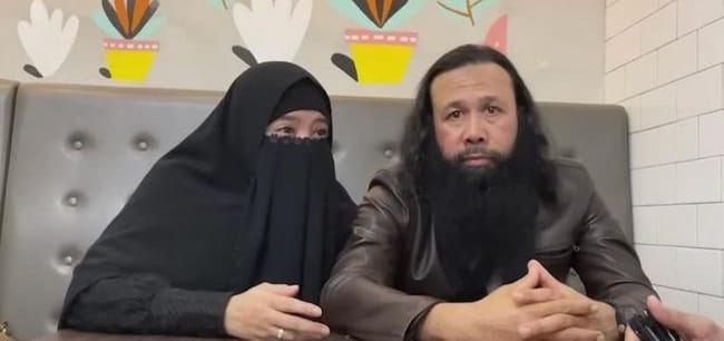 Peggy Melati Sukma Nikahi Pengusaha Kaya Selandia Baru Peggy Melati Sukma dan suami Teza Abdul Jabbar. (Ist)
