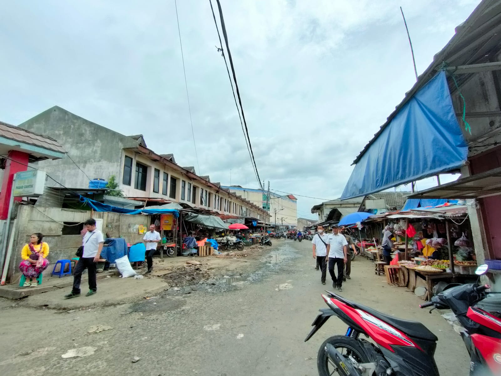 Penataan Pasar Ciputat, Lurah : Alhamdulillah Banjir Dukungan Masyarakat Kondisi Pasar Ciputat usai dilakukan penataan