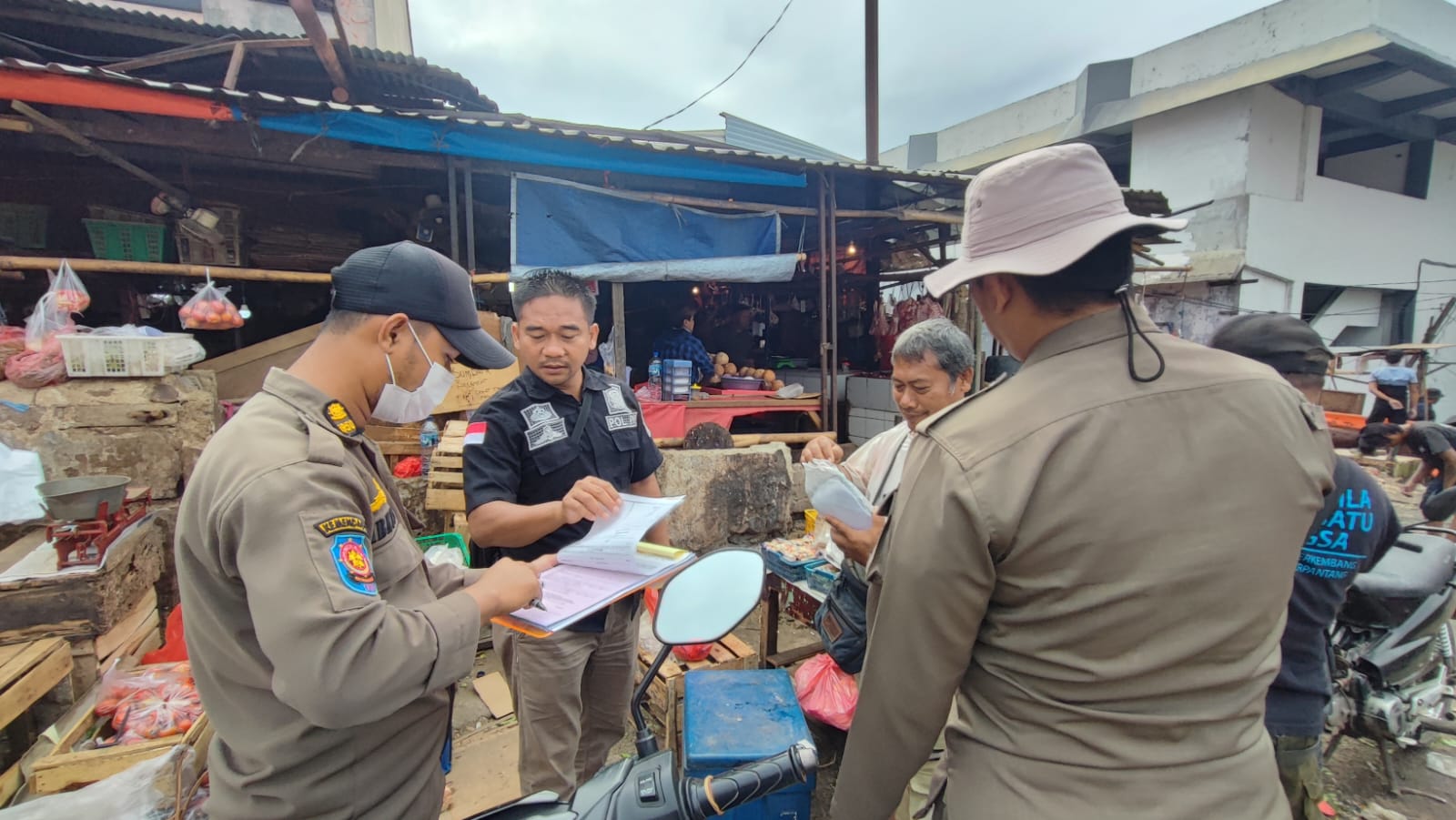 Sejumlah PKL yang Bandel Jalani Sidang Tipiring di Pasar Ciputat. (tangselpos.id/rmn)