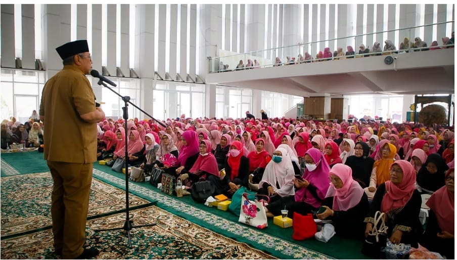Pengajian Majelis Taklim se-Tangsel Momentum Tingkatkan Kualitas Diri Wali Kota Tangsel Benyamin Davnie saat menghadiri pengajian Majelis Taklim se Kota Tangsel di Masjid Al I’tishom Puspemkot Tangsel.