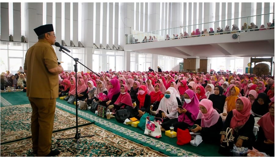 Wali Kota Tangsel Benyamin Davnie saat menghadiri pengajian Majelis Taklim se Kota Tangsel di Masjid Al I’tishom Puspemkot Tangsel.