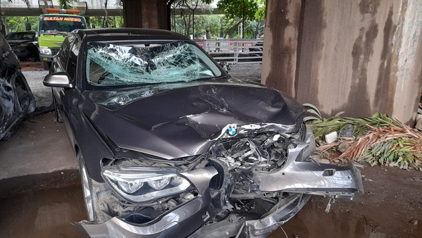 Pengemudi BMW Lawan Arah Tewaskan Pengendara Motor, Ini Faktanya Kondisi mobil BMW yang menabrak pengendara motor hingga tewas di Jalan Raya Fatmawati. (Ist)