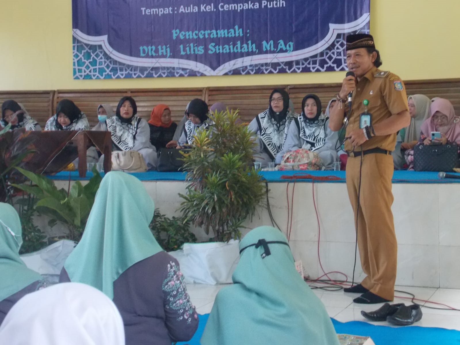 Lurah Cempaka Putih Tarmizi tengah memberikan sambutan saat Peringatan Isra Mi’raj sekaligus penutupan Pengajian Majelis Taklim Al Hidayat jelang Ramadan.