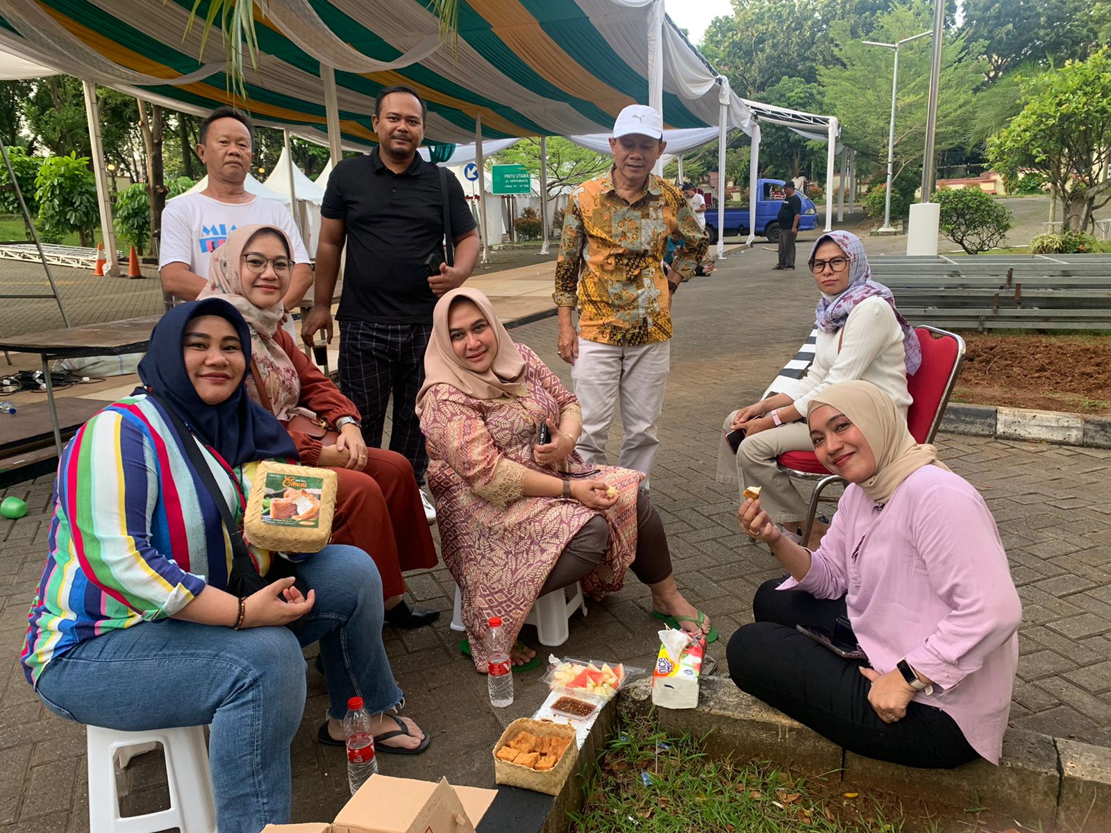 Camat Ciputat Timur Hamdani HS (topi putih) tak kenal lelah pantai terus di lapangan selama persiapan MTQ ke 14