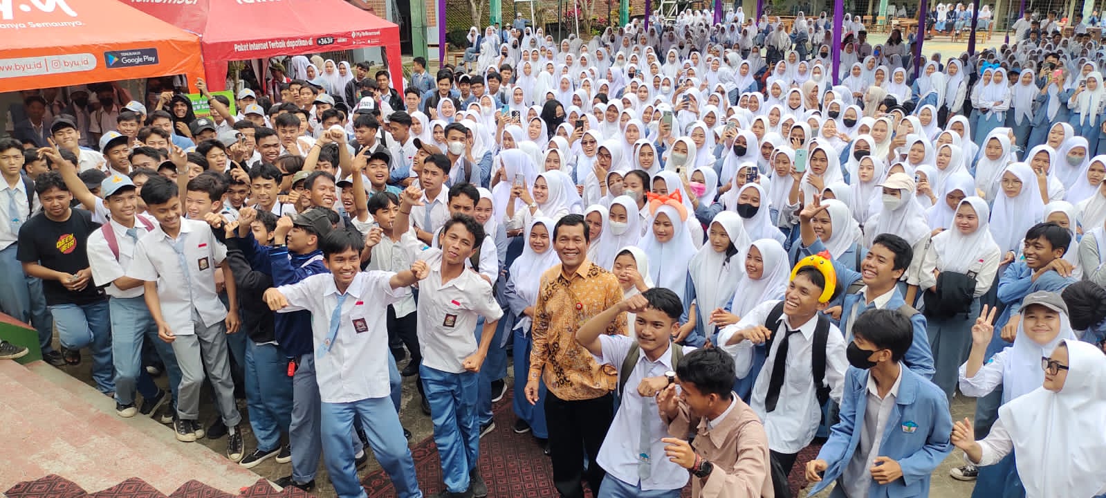 Pesan Asda 1 Banten Komarudin Kepada Siswa SMAN 8 Kabupaten Tangerang Pentas Seni dan Bazaar yang berlangsung di SMAN 8 Kabupaten tangerang pada Senin, (13/2/2023).