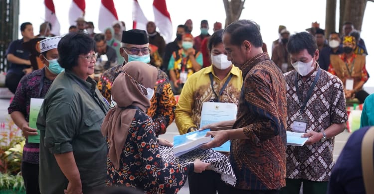Pesan Jokowi: Jangan Telantarkan Lahan Yang Dibagikan Di Kaltim Presiden Jokowi pada acara penyerahan SK Perhutanan Sosial dan SK TORA di Kawasan Hutan Bambu, Kalimantan Timur. (Foto : Setpres)