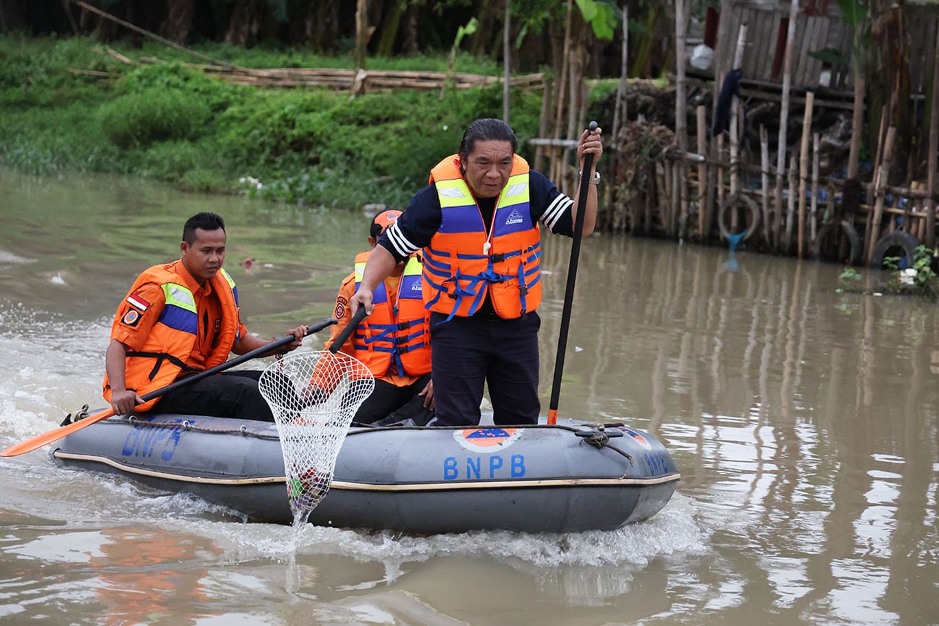 Pj Gubernur Banten Al Muktabar saat aksi bersih-bersih di Sungai Cibanten. (Ist)