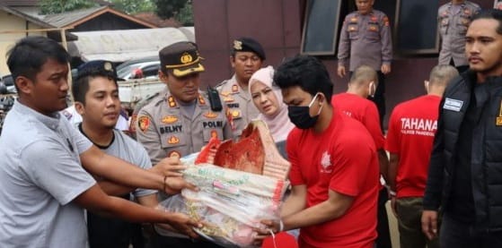 Polisi Akan Beberkan Kasus Pembunuhan Elisa Secara Transparan Riko Arizka (masker hitam) tersangka pembunuhan Elisa
