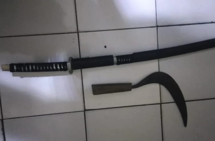 Polisi Berhasil Meringkus 7 Gangster Pelaku Penyerangan Warga Cipadu Senjata tajam yang berhasil disita Aparat dari gangster yang menyerang warga Cipadu.