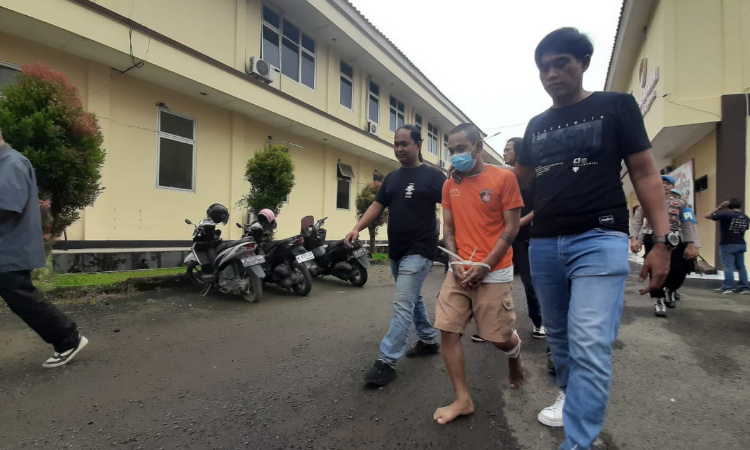 Polisi Lumpuhkan Pedagang Martabak, Yang Juga Spesialis Maling Mini Market Mf spesialis pembobol mini market saat digiring Aparat Polres Lebak. (Ist)